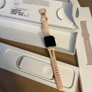 Apple SE (2nd Gen) Smartwatch with Light Pink Band